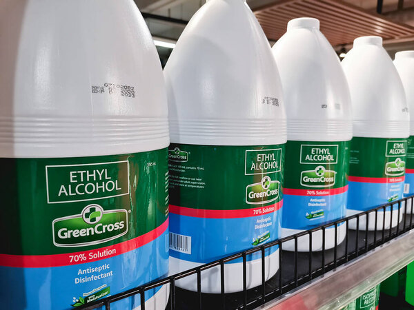 Манила, Филиппины - октябрь 2020 года: целый ряд бутылок этилового спирта в супермаркете. Green Cross.