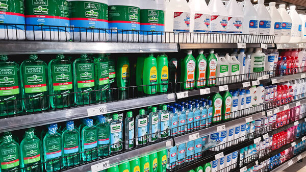 Манила, Филиппины - октябрь 2020: целый ряд различных марок спиртных напитков Ethyl и Isopropyl в супермаркете.