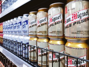 Manila, Filipinler - Temmuz 2020: Bir süpermarkette San Miguel Bira Kutuları.
