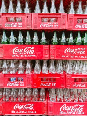 Manila, Filipinler - Ekim 2020: Yerel bir mağazanın önünde sıra sıra dizilmiş boş kola ve Sprite şişeleri.