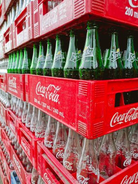Manila, Filipinler - Ekim 2020: Yerel bir mağazanın önünde sıra sıra dizilmiş boş kola ve Sprite şişeleri.