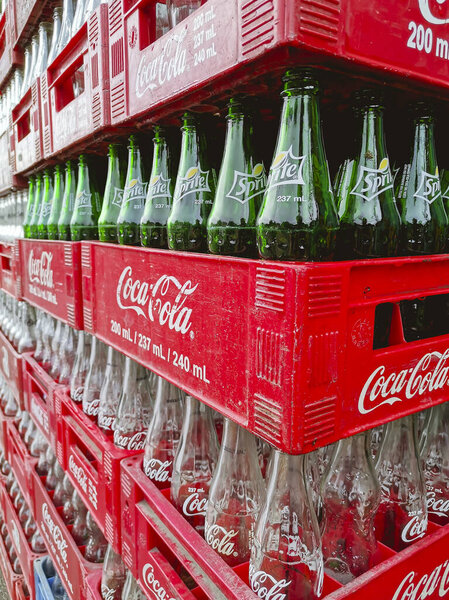 Манила, Филиппины - октябрь 2020 года: ящики с пустыми бутылками колы и спрайта, сложенные рядами возле местного магазина.