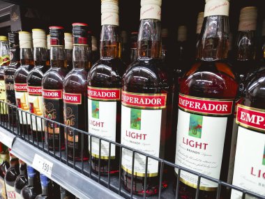 Manila, Filipinler - Ekim 2020: Filipinler 'de popüler bir brendi, bir süpermarketin koridorunda satılıyor..