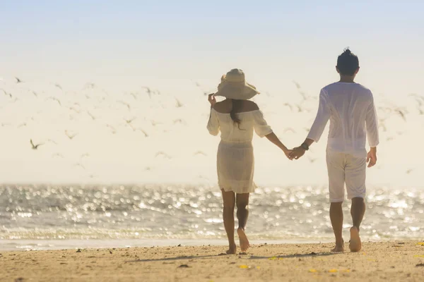 Casal Mãos Brancas Segurar Caminhar Pela Praia Pela Manhã Enquanto — Fotografia de Stock
