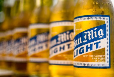 Manila, Filipinler - Haziran 2019: San Miguel Light Biraları 'nın altı satırlık yakın çekimi.