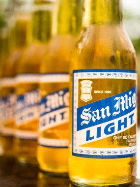 Manila, Filipinler - Haziran 2019: San Miguel Light Biraları 'nın altı satırlık yakın çekimi.