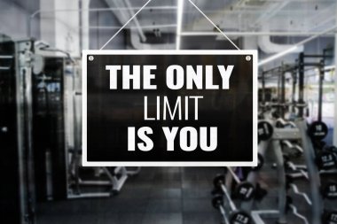 Bir spor salonunun ya da spor salonunun önündeki 