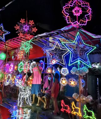 Bacoor, Cavite, Filipinler - Ekim 2020: Birkaç satıcı çeşitli ışıklandırılmış Noel Şartlı Tahliyeleri satıyor. Şartlı tahliye Filipin Noel Ruhu 'nun sembolüdür..