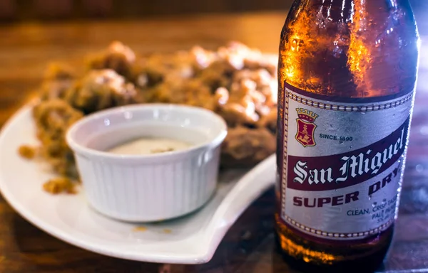 Cerveza Super Seca San Miguel Servida Con Calamares Sumergida Como — Foto de Stock