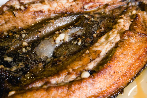 Närbild Stekt Benfri Bangus Mjölkfisk Med Vitlöksbitar — Stockfoto