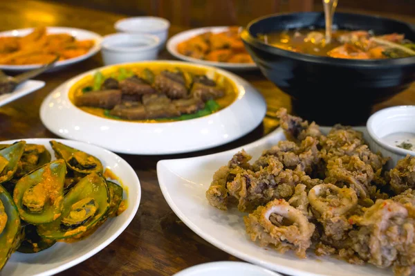 Een Assortiment Filipijnse Gerechten Een Houten Tafel Een Lokaal Restaurant — Stockfoto