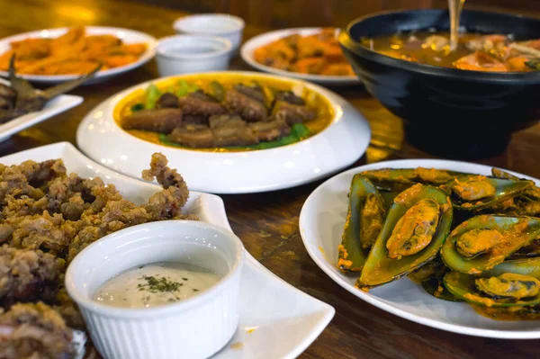 Een Assortiment Filipijnse Gerechten Een Houten Tafel Een Lokaal Restaurant — Stockfoto