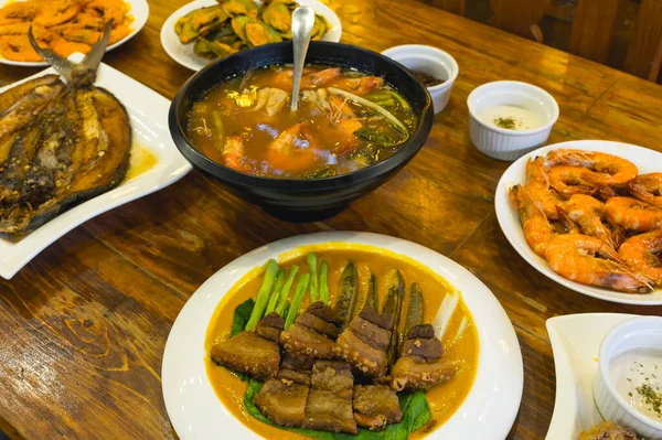 Una Variedad Cocina Filipina Una Mesa Madera Restaurante Local Incluido — Foto de Stock