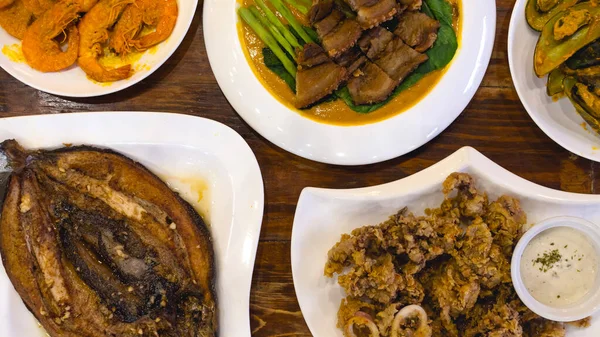 Pemandangan Terbaik Dari Masakan Filipina Atas Meja Kayu Sebuah Restoran — Stok Foto