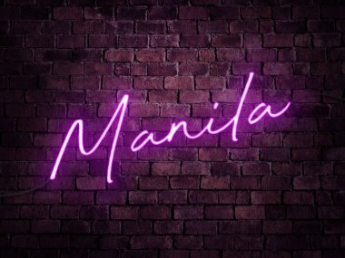 Tuğla kaplamalı mor neon bir tabela. Filipinler 'in başkenti Manila yazıyor. Şehir gece hayatı konsepti.
