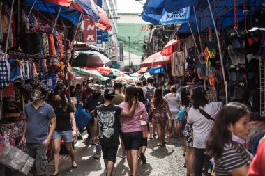 Divisoria, Manila, Filipinler - Ekim 2020: Stta Elena Caddesi boyunca hareketli bir manzara - ucuz mallarla dolu kalabalık, dar bir cadde ve bir insan denizi.