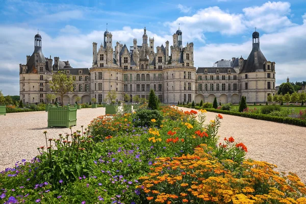 CHAMBORD, LOIR-ET-CHER / FRANCE - 21 JUIN 2018 : Vue du château depuis le jardin fleuri — Photo