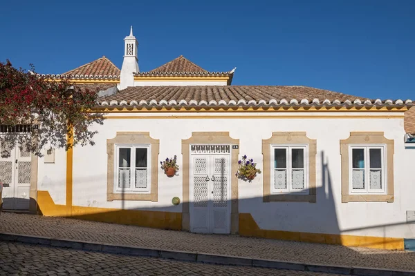 Tavira, Algarve / Portugalia - 23 lutego 2018: tradycyjny portugalski osiedla dom w centrum starego miasta — Zdjęcie stockowe