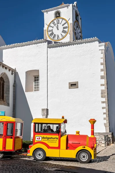 Ταβίρα, Algarve / Πορτογαλία - 22 Φεβρουαρίου 2018: τουριστικό τραμ κοντά στην εκκλησία της St. Maria — Φωτογραφία Αρχείου