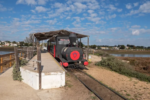 Pedras d 'el rei, algarve / portugal - 18. Februar 2018: ein kleiner historischer Zug fährt die Insel ilha de tavira entlang — Stockfoto