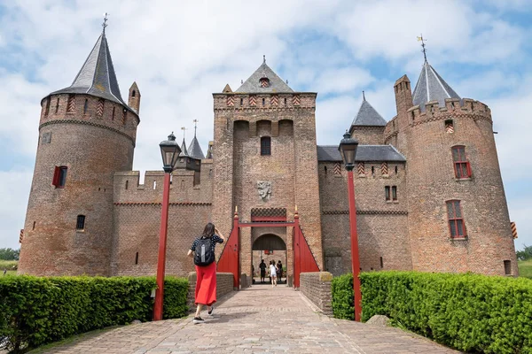 Muiden, Észak-Hollandia / Hollandia - 2018. június 4.: a nemzeti holland Múzeum Muidenslot bejárata nyílt a turisták — Stock Fotó