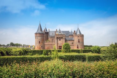 Yaz aylarında bahçe Muiden Kalesi Ulusal Müze görünümünü