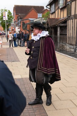 Stratford-Upon-Avon, Warwickshire/Amerika Kindom - 10 Haziran 2017: Rehberi gezi kılık Shakespeare andan açar