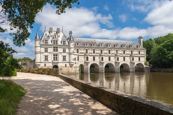 CHENONCEAU, INDRE-ET-LOIRE / FRANCE - 19 JUIN 2018 : Vue de la façade ouest du Château de Chenonceau dans la vallée de la Loire — Photo