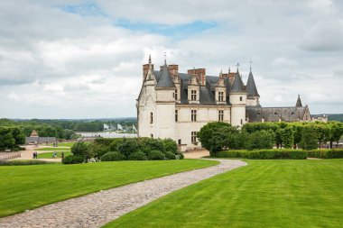 Amboise, Indre-Et-Loire, Fransa-17 Haziran 2018: Yaz aylarında bahçesinden Royal Chateau görünümünü