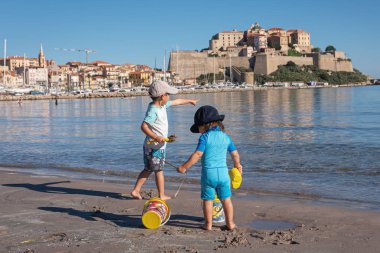 Calvi, Corsica / Fransa - 24 Ekim 2018: Çocuk deniz kum plajındaki oyun