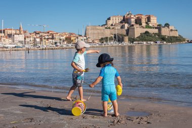 Calvi, Corsica / Fransa - 24 Ekim 2018: Çocuk deniz kum plajındaki oyun