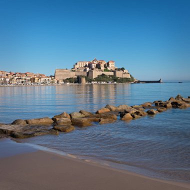 Calvi şehir üzerinden kumlu sahil kalesinin görünümünü