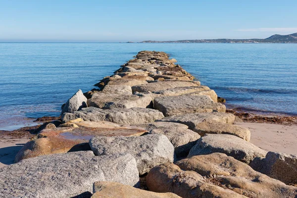 Golfbreker Van Grote Natuurstenen Die Zich Uitstrekt Zee — Stockfoto