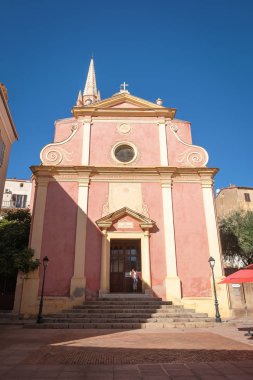 Calvi, Corsica/Fransa - 24 Ekim 2018: görünüm tarihi St. Mary Kilisesi ön 