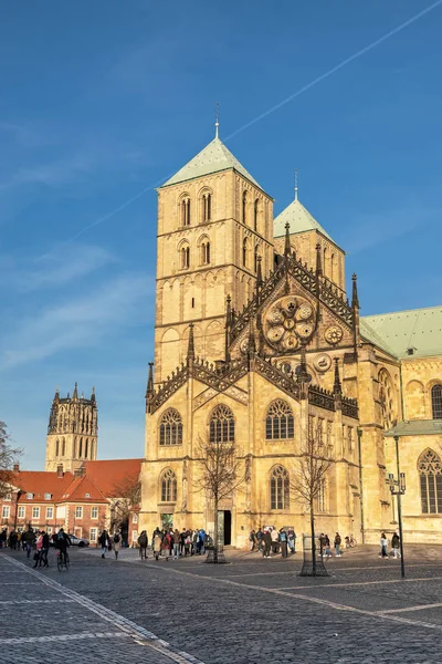 MUNSTER, NORTH RHINE-WESTPHALIA / GERMANY - DECEMBER 18, 2018: Inngang til St.-Paulus-Dom på en solfylt vinterdag – stockfoto