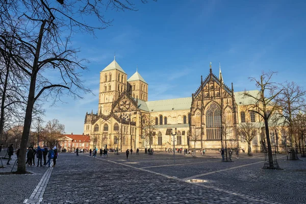 MUNSTER, NORTH RHINE-WESTPHALIA / GERMANY - DECEMBER 18, 2018: St. Pauls katedral på en solrik vinterdag – stockfoto