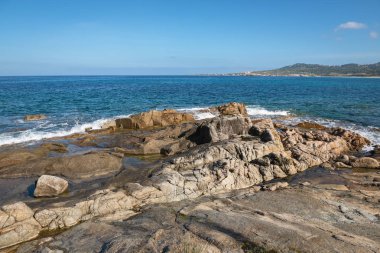 Bir kayalık sahil arka plan