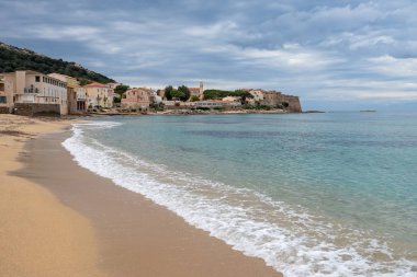 Sandy beach Korsika köyü Algajola, Fransa
