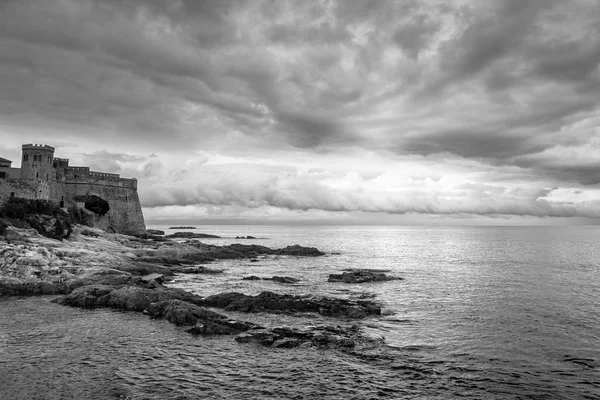 Marina Dramática Com Uma Antiga Fortaleza Preto Branco — Fotografia de Stock