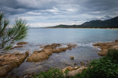 Bulutlu sonbahar hava deniz manzarası