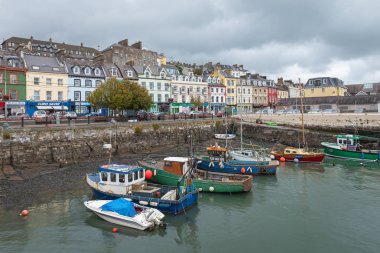 Cobh, Cork / İrlanda - Ekim 8,2018: bağlantı noktası şehrin renkli tekneler