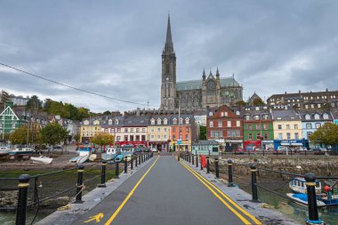 Cobh, Cork / İrlanda - 8 Ekim 2018: liman üzerinden Katedrali