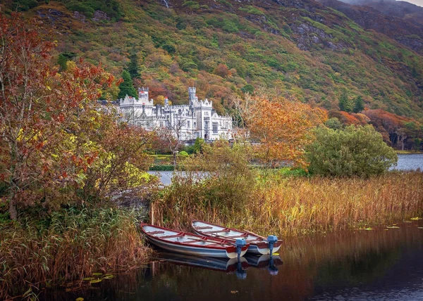 Sonbahar, İrlanda Kylemore manastırda doğal görünümünü
