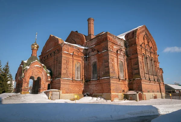 Фасад разрушенного здания из красного кирпича Троицкого собора в Юрьево-Польском, Россия — стоковое фото