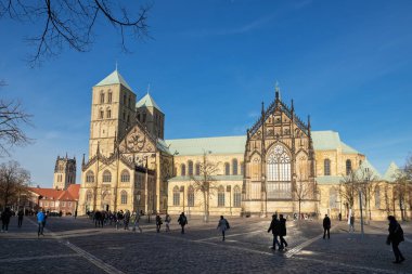Munster, Kuzey Ren-Vestfalya / Almanya - 16 Aralık 2018: görünüm, Katedrali, Saint Paul Kilisesi güneşli kış öğleden sonra Noel öncesi
