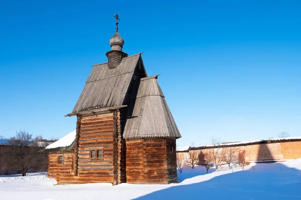 Вид на деревянную церковь зимой — стоковое фото