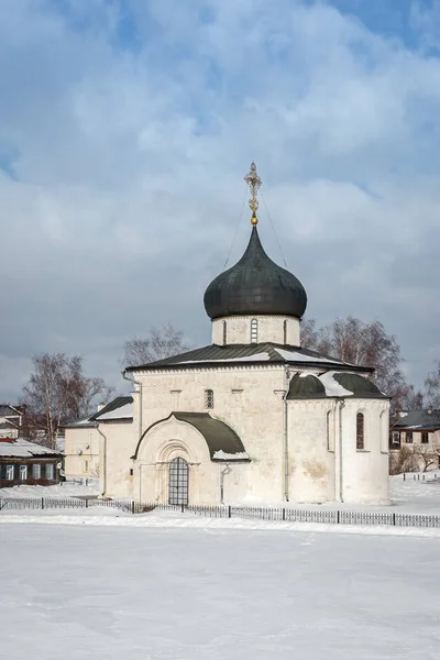 Вид на знаменитый Святой Георгий Победоносец в Юрьев-Польском с ракушек зимой, Россия — стоковое фото
