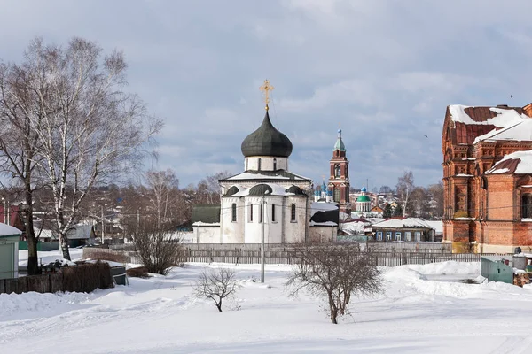 Winter-Ansicht der berühmten Georgskathedrale in Jurjew-Polski von den Stadtmauern, Russland — Stockfoto