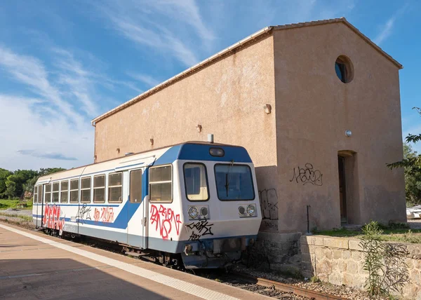 鉄道の駅は、フランス ・ コルシカ島での落書きによって描かれた鉄道車 — ストック写真