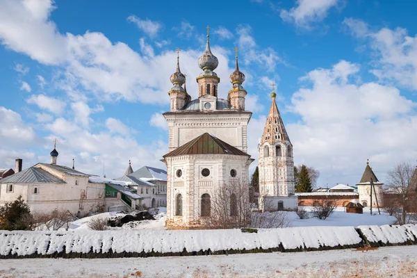 Blick auf die Kathedrale des Erzengels Michael und andere Gebäude des Klosters in Jurjew-Polski, Russland — Stockfoto